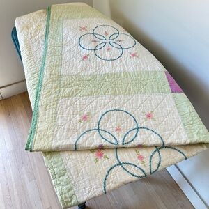 Cute vintage “quatrefoil” quilt throw🌸